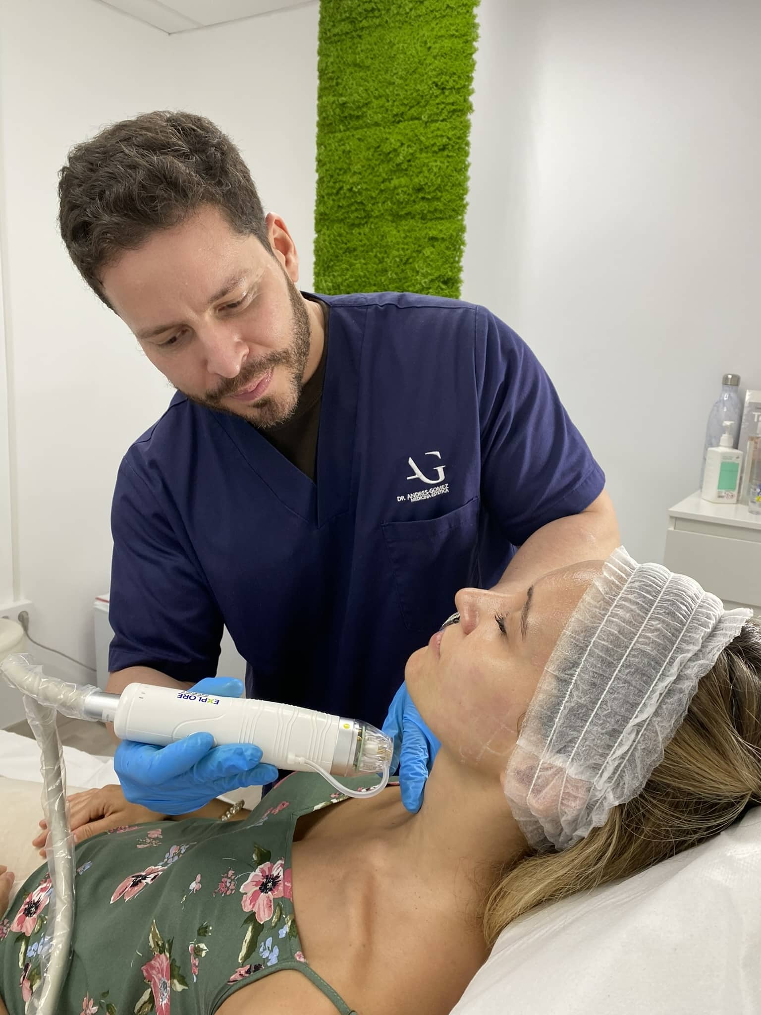 DR ANDRES APLICANDO MORPHEUS 8 APLICACION DE RADIOFRECUENCIA PARA TENSADO Y REAFIRMACION DE LA PIEL