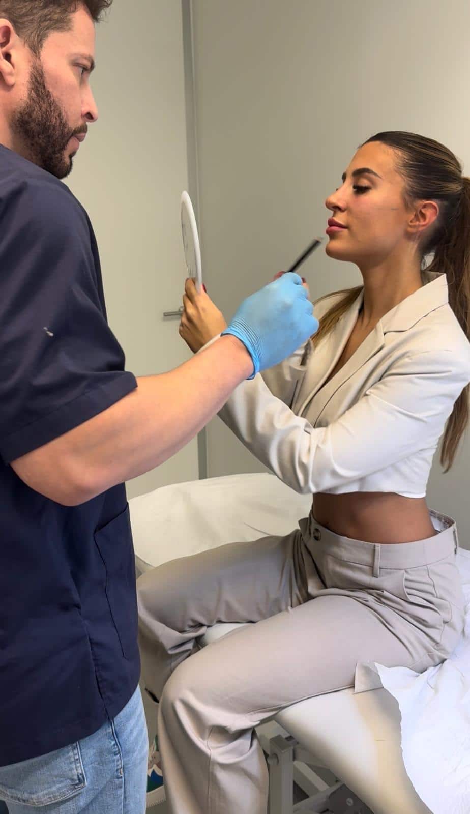 Dr. Andrés Gómez diagnóstico labios Clínica Holivine Chamberí