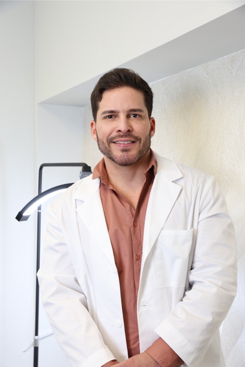 Dr. Andrés Gómez en su consulta de Clínica Holivine