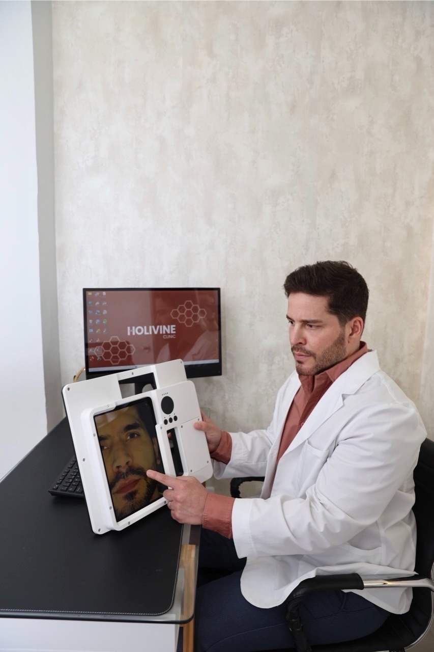 Dr. Andrés Gómez en una consulta de Clínica Holivine