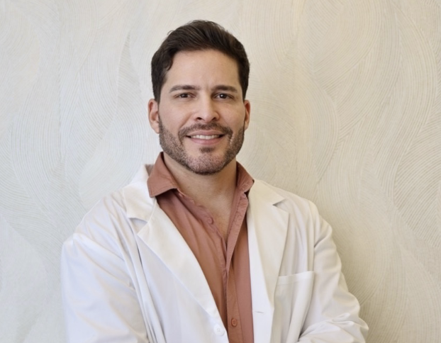 Dr. Andrés Gómez en Clínica Holivine