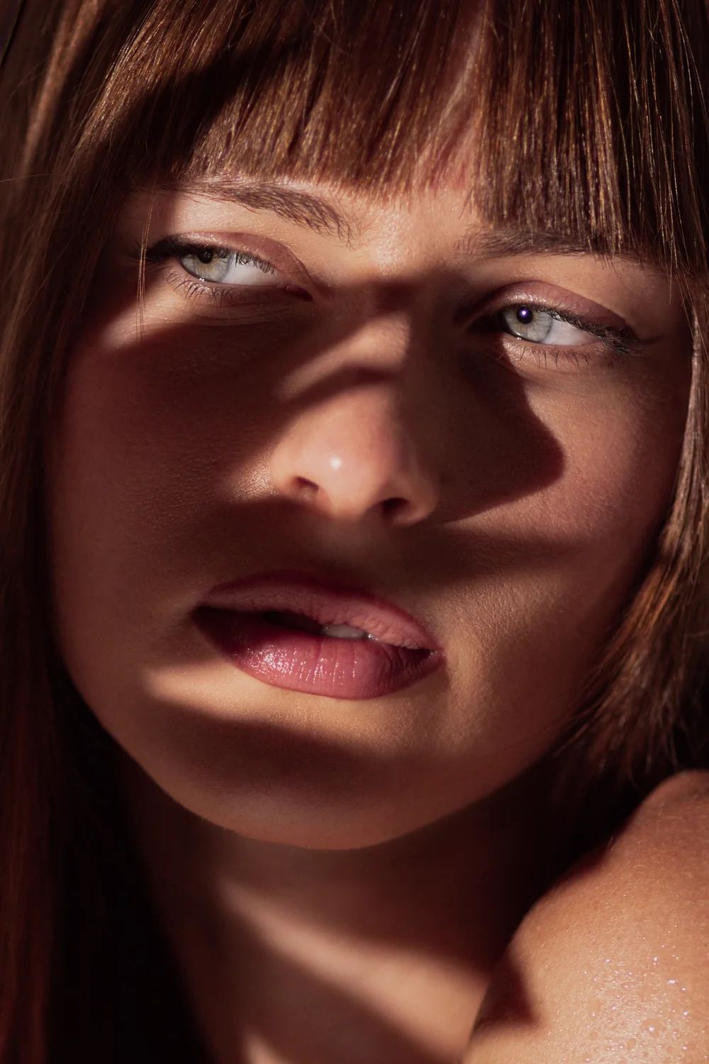 Primer plano editorial de rostro y labios con luz cálida