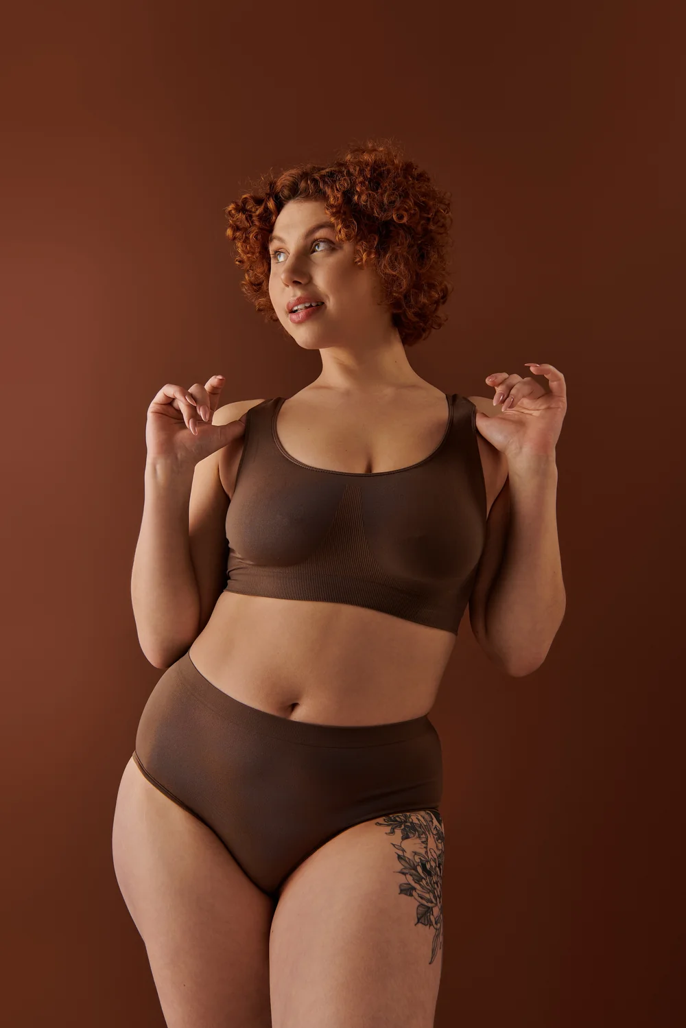 Fotografía editorial de moda de baño en tonos chocolate