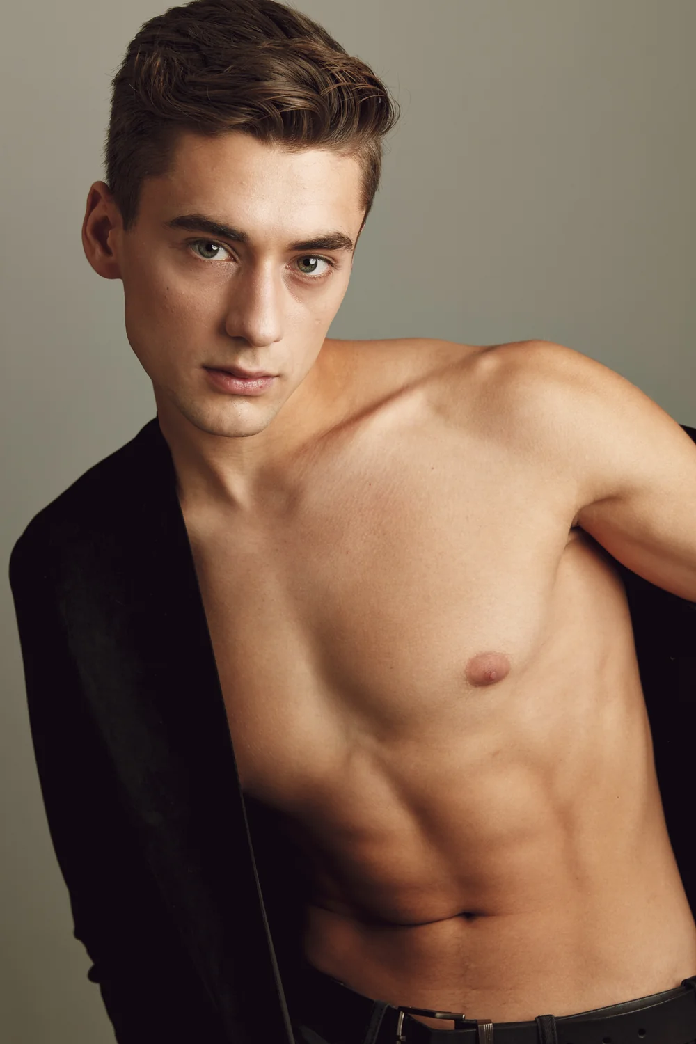 Retrato editorial masculino con chaqueta abierta
