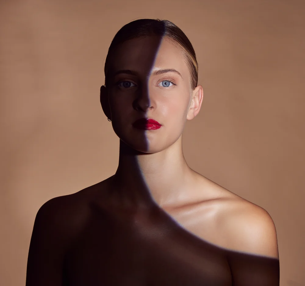 Retrato editorial de mujer con un contraste de luz y sombra