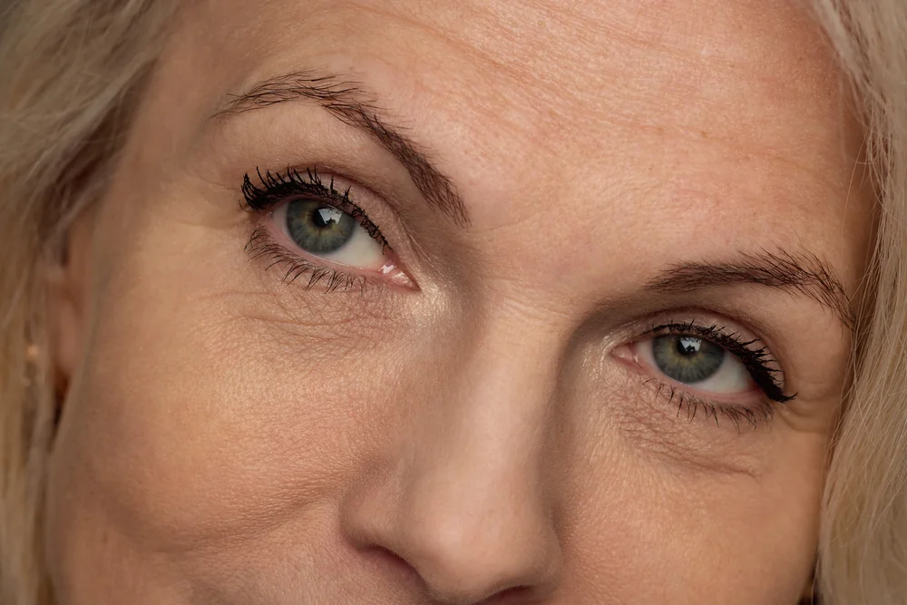 Retrato editorial del rostro y la mirada de una mujer