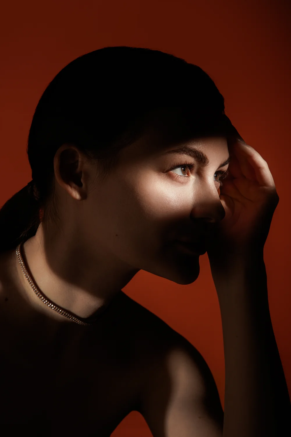 Retrato editorial con iluminación sobre la mirada