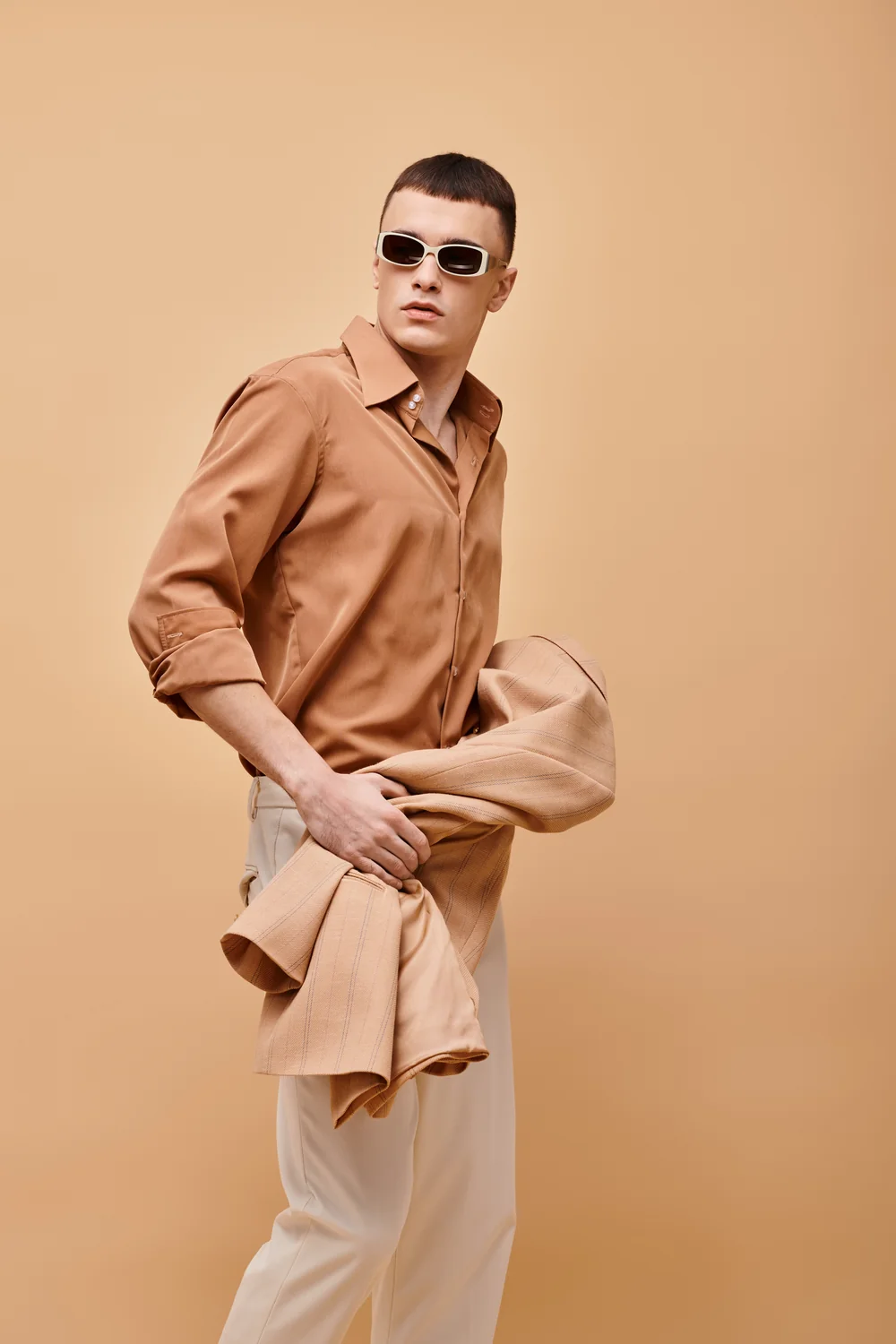 Fotografía editorial de moda masculina en tonos cálidos