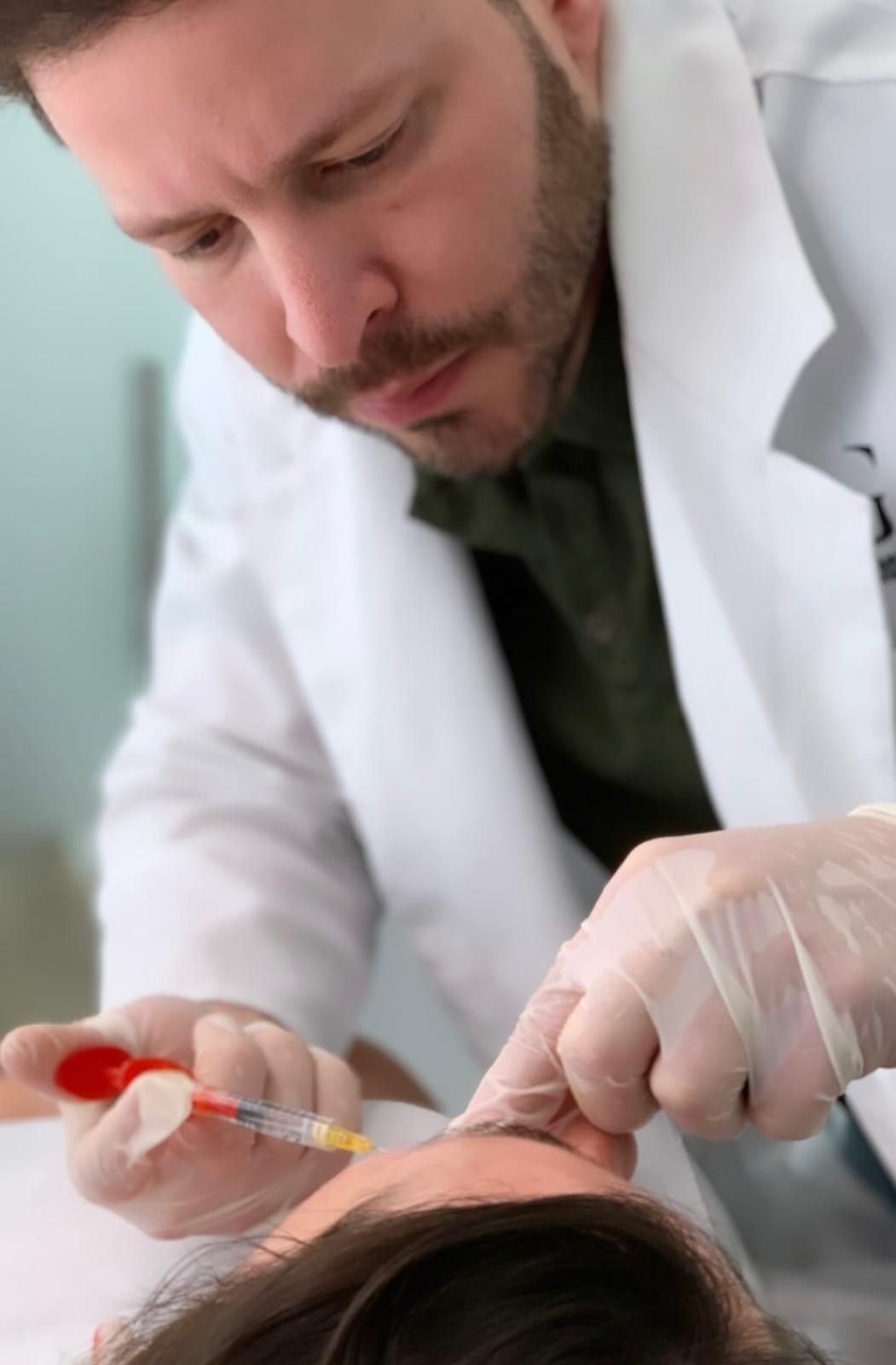 Dr. Andrés Gómez realizando aumento de labios en Clínica Holivine Madrid