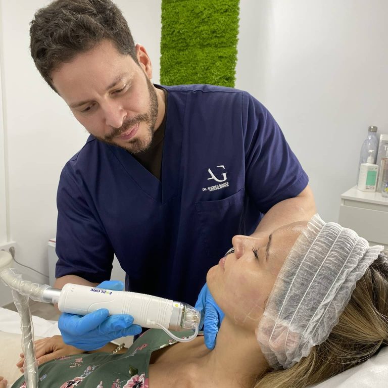 APLICACION DE RADIOFRECUENCIA PARA TENSADO Y REAFIRMACION DE LA PIEL